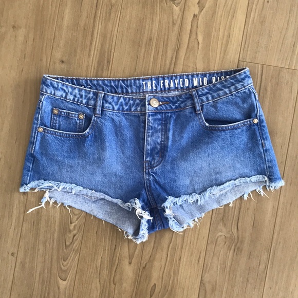 the frayed mid rise shorts